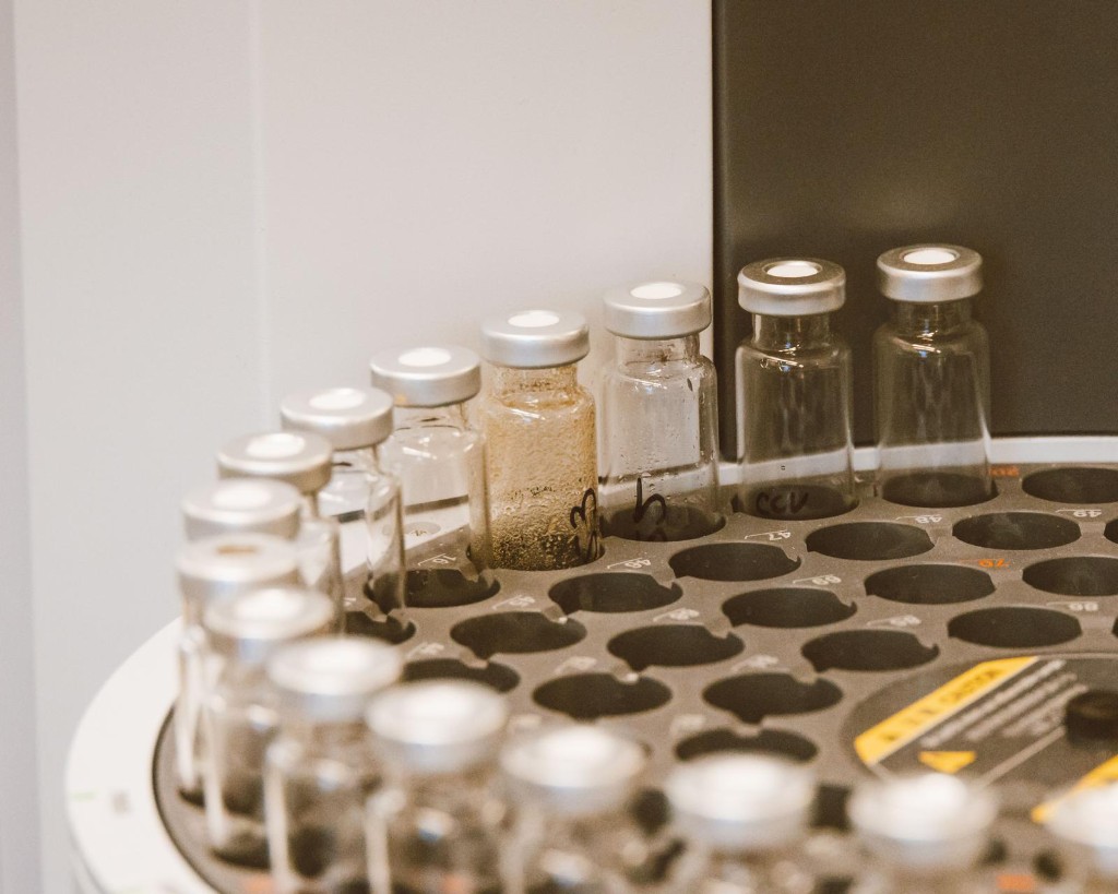 Laboratory sample vials in a clinical autosampler tray